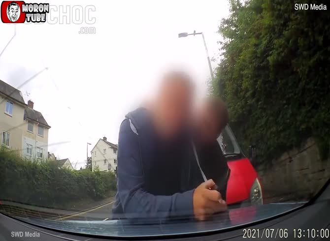 Video :During a road rage, he uses a fork to attack a driver